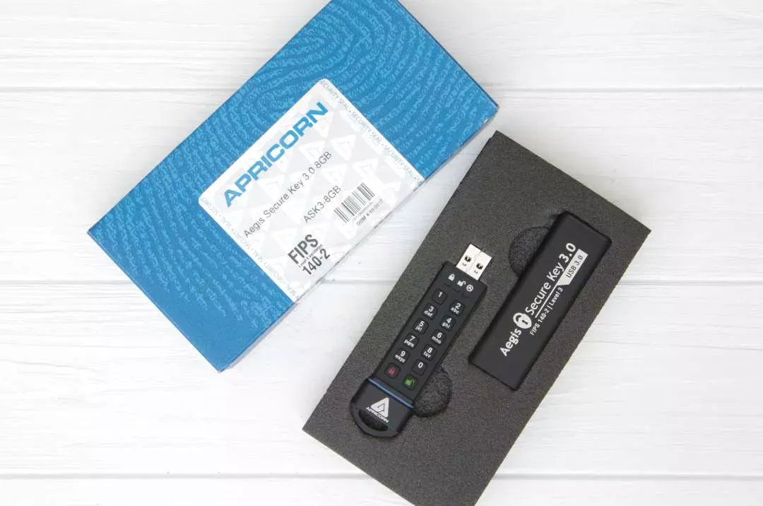 Защитная флешка с шифрованием данных Apricorn Aegis Secure Key 3.0 8gb