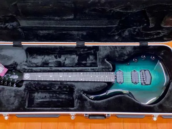 Гитара Ernie Ball Music Man Majesty 