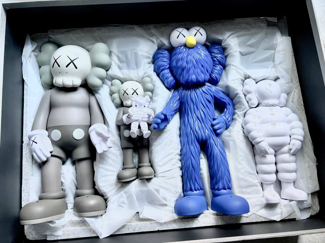 Колекційна іграшка KAWS Family Vinyl Figures